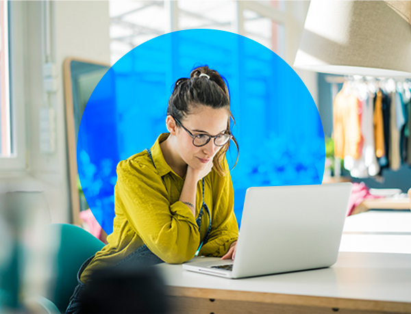 Profesional trabajando en entorno empresarial moderno